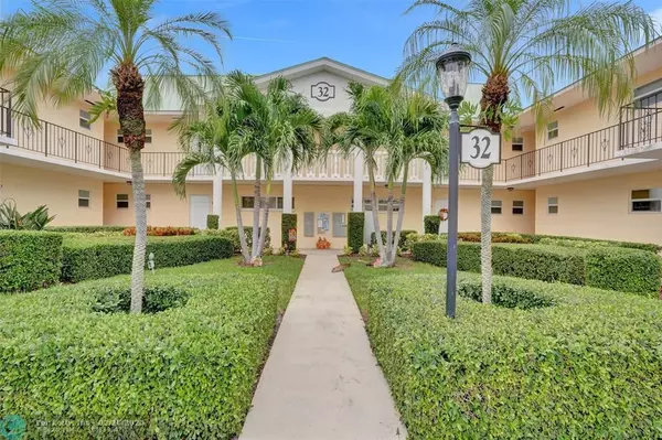 32 Colonial Club Dr  #202, Boynton Beach, FL 33435