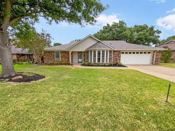 8982 Hialeah Circle S, North Richland Hills, TX 76182