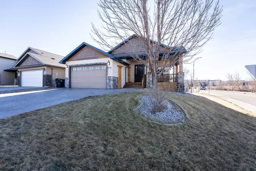 208 Mt Sunburst PL West, Lethbridge, AB T1K 2S3