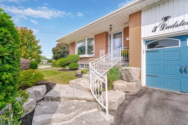 3 Ludstone DR, Toronto W09, ON M9R 2H8