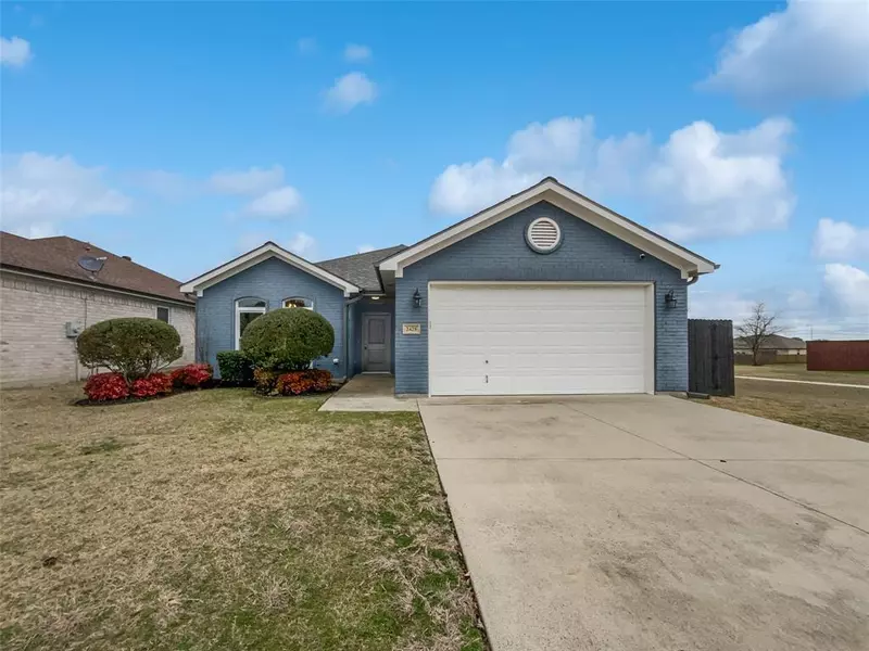 2425 Wakecrest Drive, Fort Worth, TX 76108