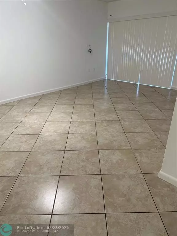 Plantation, FL 33324,711 N Pine Island Rd  #1