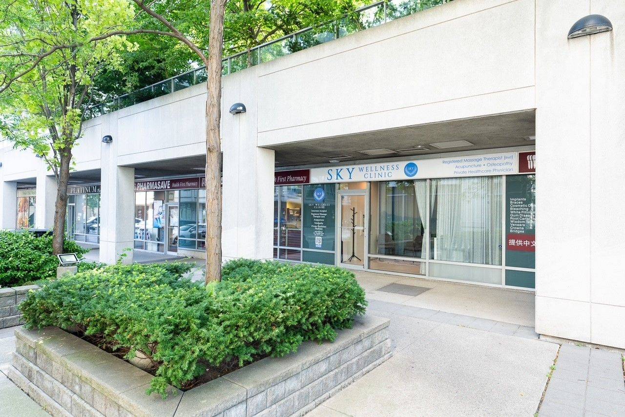 12 Harrison GDNS #D, Toronto C14, ON M2N 7K6