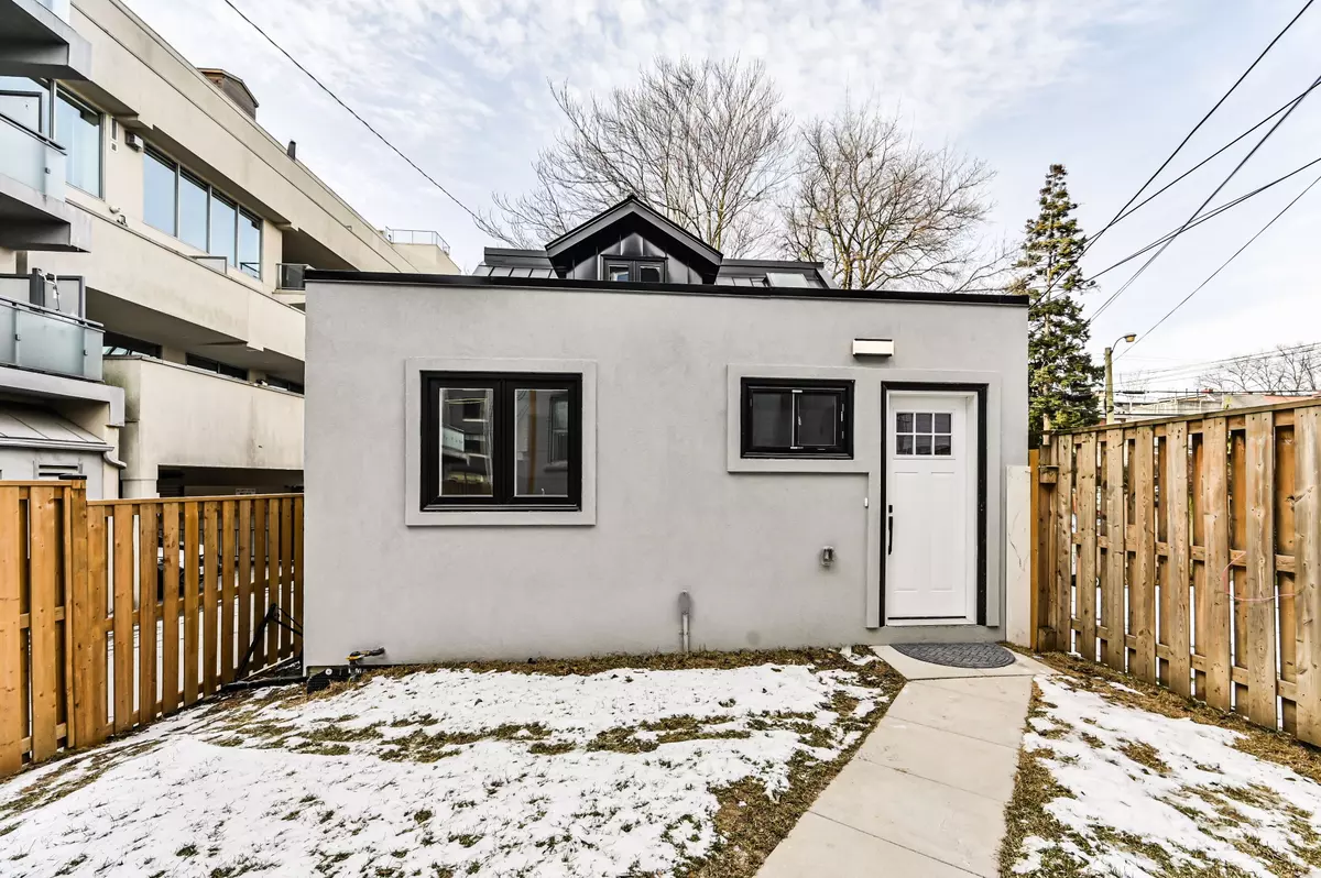 Toronto E02, ON M4L 3P2,208 Woodbine AVE