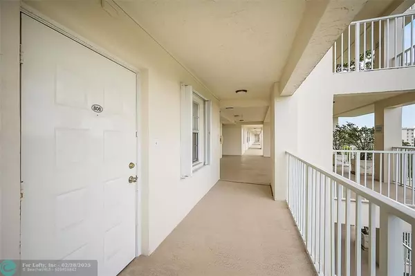 Pompano Beach, FL 33069,3520 Oaks Way  #806