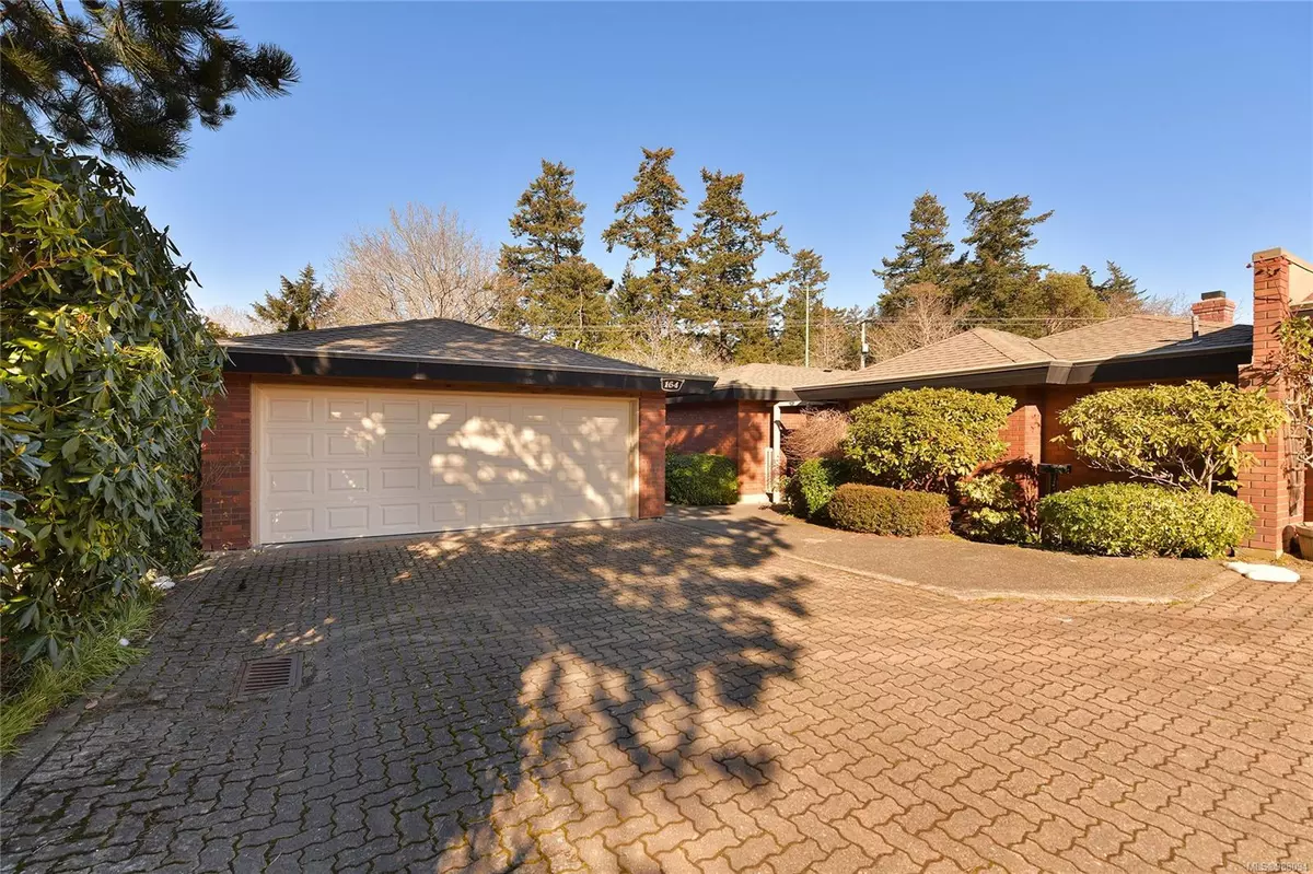 Oak Bay, BC V8P 5M8,2345 Cedar Hill Cross Rd #164