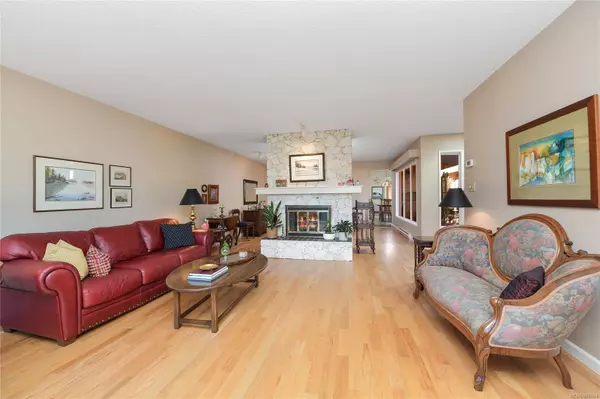 Oak Bay, BC V8P 5M8,2345 Cedar Hill Cross Rd #164