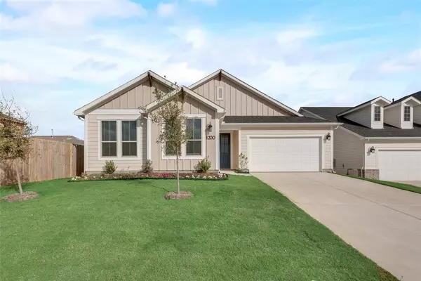 1200 Flatwater Trail, Crowley, TX 76036