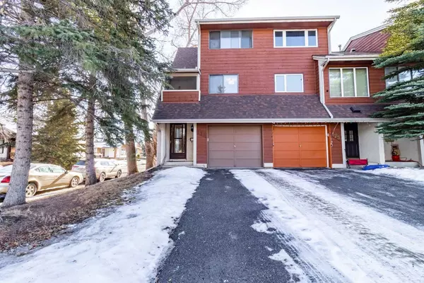 179 Woodvale Bay Southwest, Calgary, AB T2W 3P8