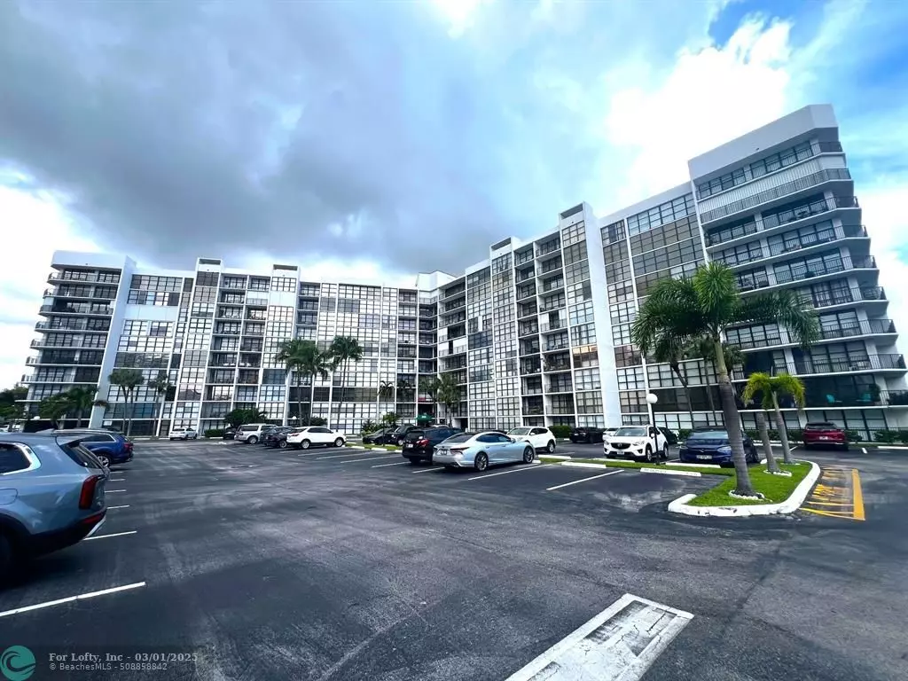 Hallandale Beach, FL 33009,800 Parkview Dr  #528