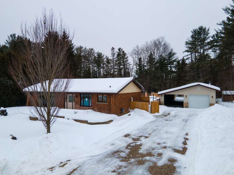 93 Pinewood PL, Deep River, ON K0J 1P0