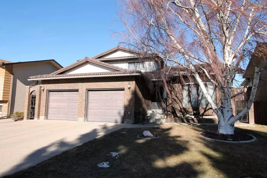 35 Ermineglen RD North, Lethbridge, AB T1H 5Y1