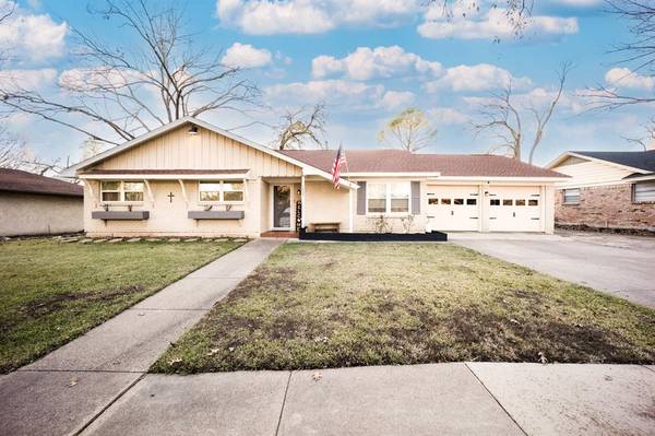 1205 Red Oak Street, Ennis, TX 75119