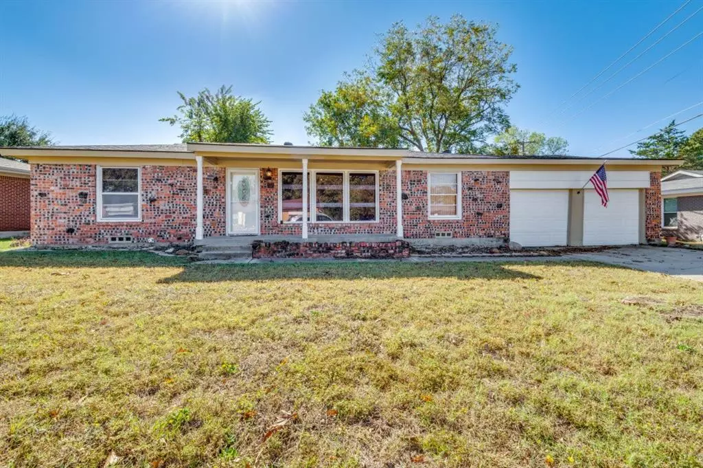 Hurst, TX 76053,216 Oak Drive E