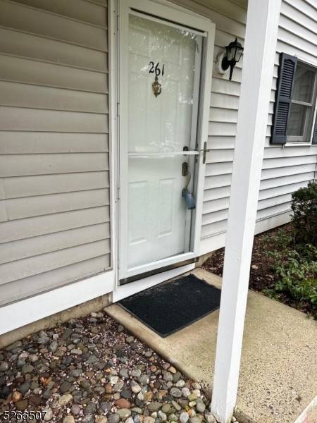 261 Kingbird Ct, Readington Twp., NJ 08887