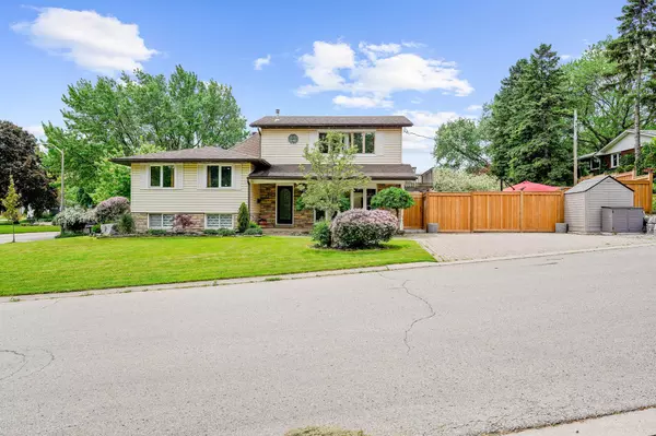 2 Green Meadow WAY, Hamilton, ON L9H 3Z3