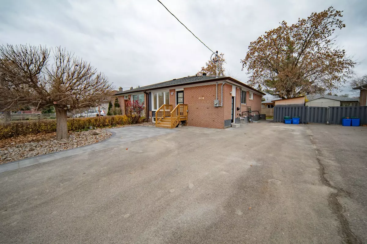 Richmond Hill, ON L4C 2X7,250 Beechy DR #Lower