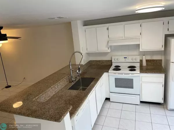 Pompano Beach, FL 33060,17 SW 3rd St  #17