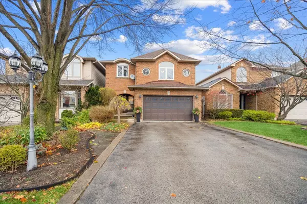 22 Adele CT,  Hamilton,  ON L9B 2P8