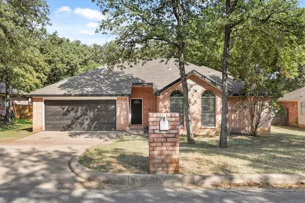 413 Meadowcrest Drive, Azle, TX 76020