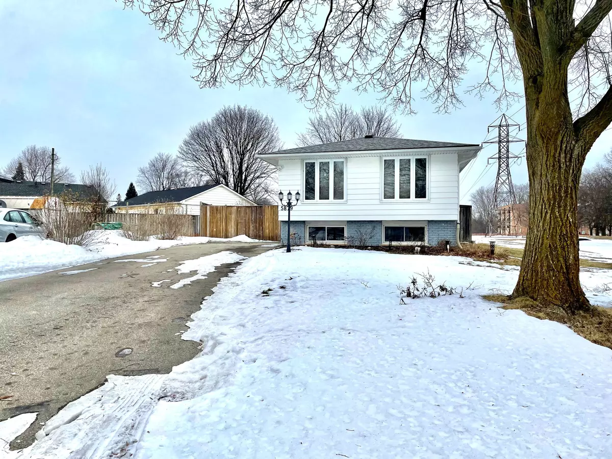 Niagara Falls, ON L2J 1N4,5879 Brooks CRES #Upper