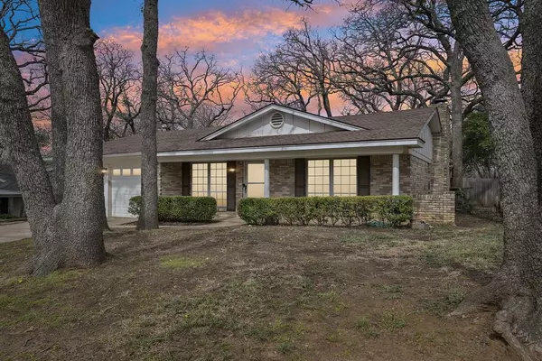 803 Pin Oak Lane, Arlington, TX 76012