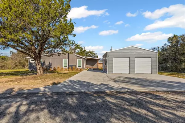 2722 Pinoak Street, Granbury, TX 76048