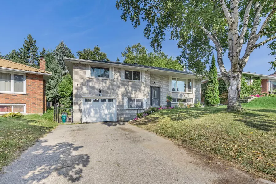 12 Roslyn RD, Barrie, ON L4M 2X6