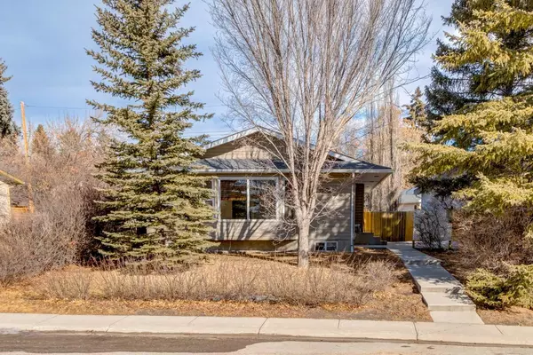 76 Silver Brook DR Northwest, Calgary, AB T3B 3H4