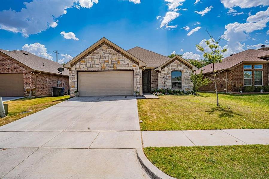 4300 Sapphire Lane, Granbury, TX 76049