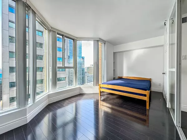 55 Centre AVE #2104, Toronto C01, ON M5G 2H5