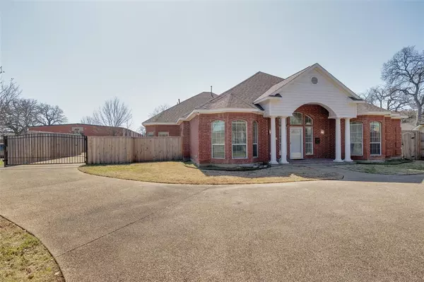 840 W Pioneer Drive, Irving, TX 75061