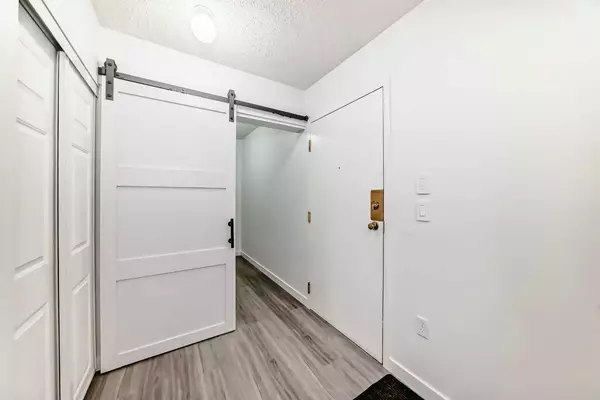 Calgary, AB T2B 3K3,20 Dover PT Southeast #113