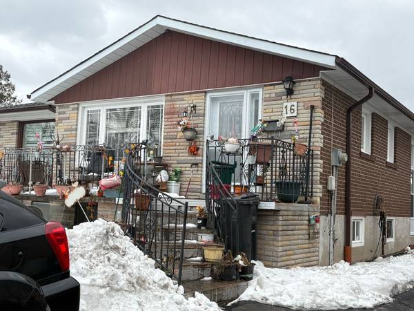 16 Dellbrook CRES, Toronto W05, ON M9L 1E2