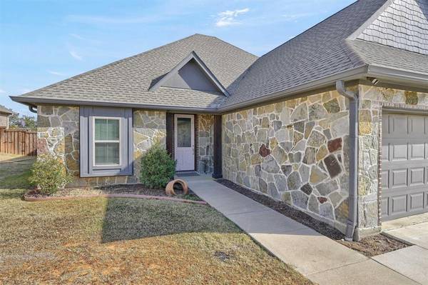 127 Comanche Drive, Lake Kiowa, TX 76240