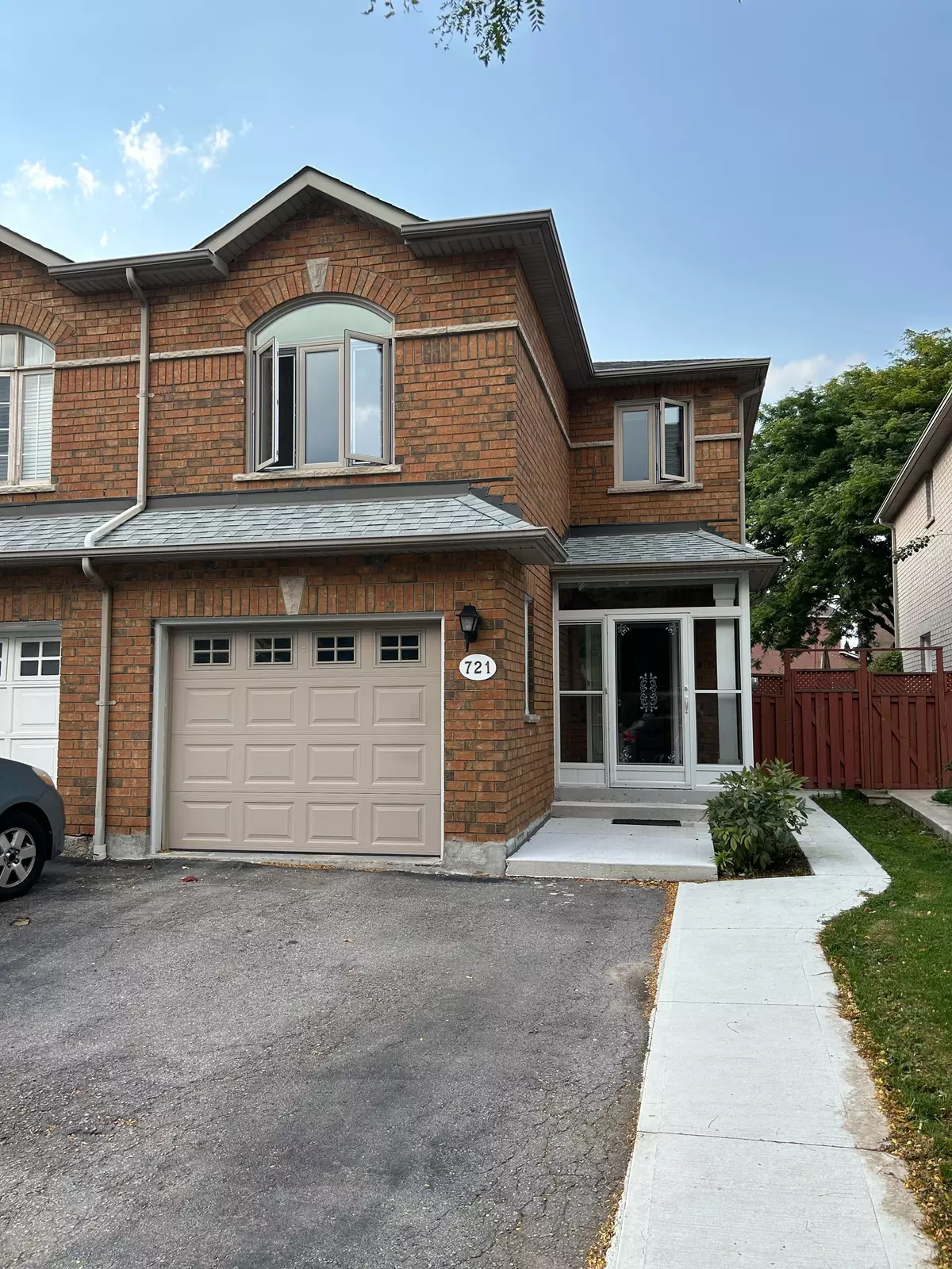 Mississauga, ON L5R 3Y2,721 Mirage PL