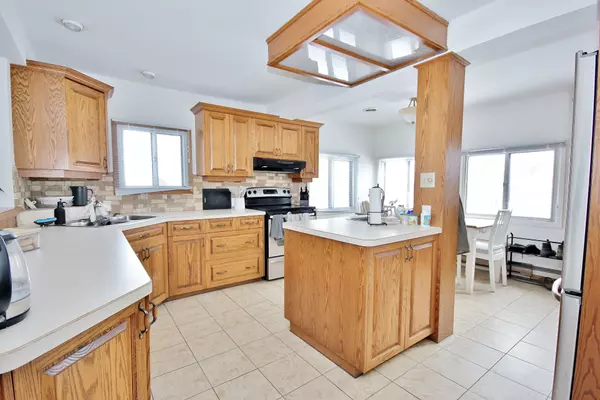 Innisfil, ON L0L 1R0,1099 Poplar DR