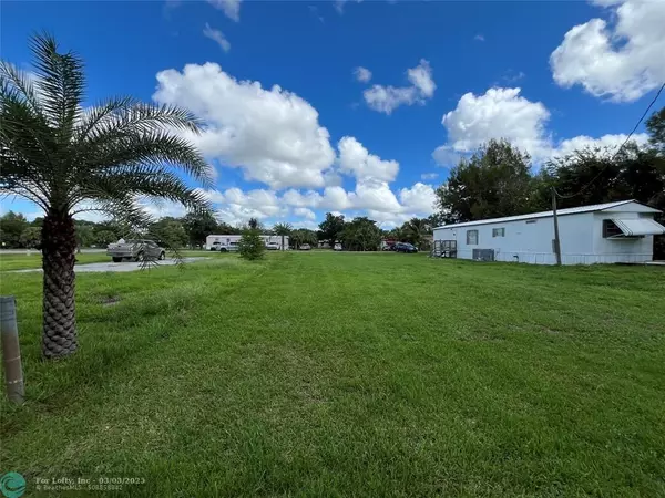 Moore Haven, FL 33471,558 AVENUE E