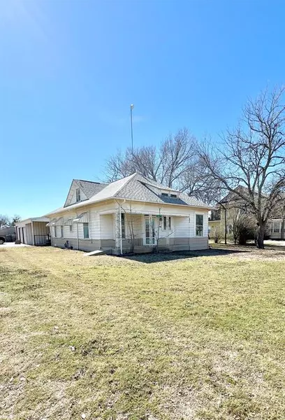 301 W Belknap Street, Jacksboro, TX 76458