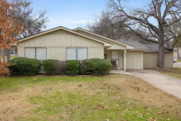 5021 Country Club Drive, Granbury, TX 76049