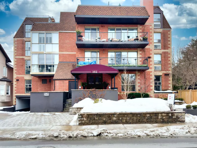 162 Reynolds ST #202, Oakville, ON L6J 3K9