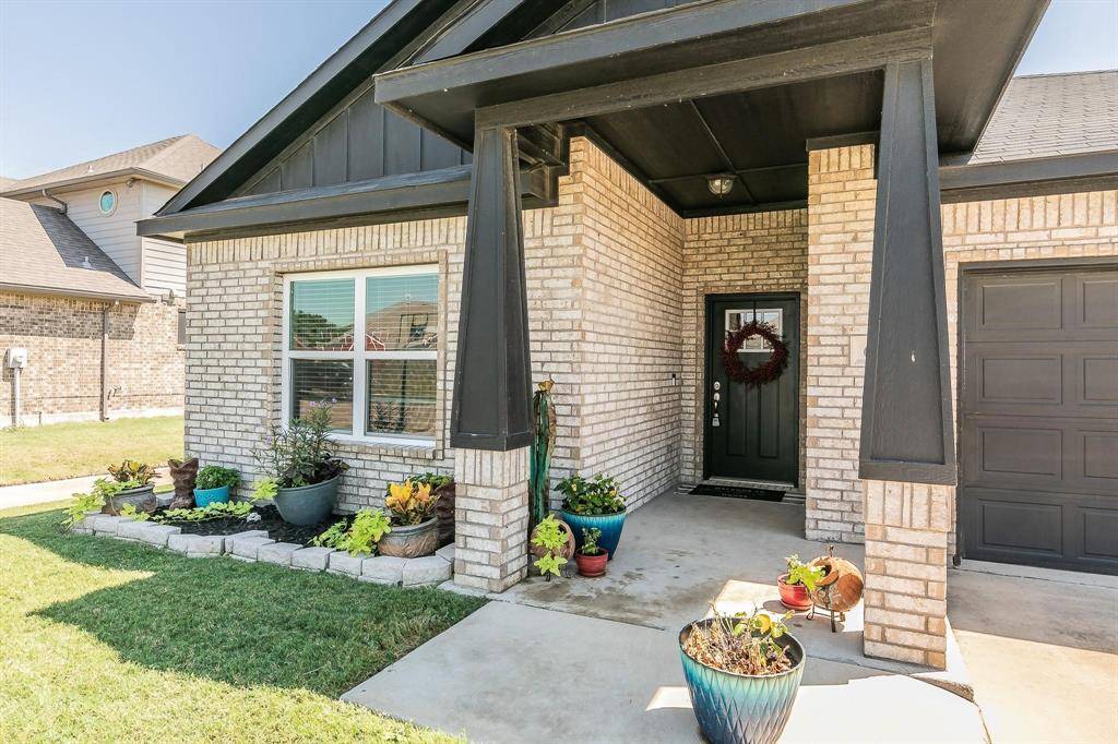 613 Mathew Street, Grandview, TX 76050