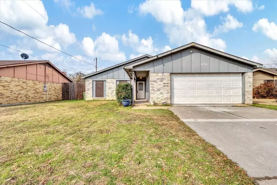 2106 Bear Creek Lane, Arlington, TX 76006