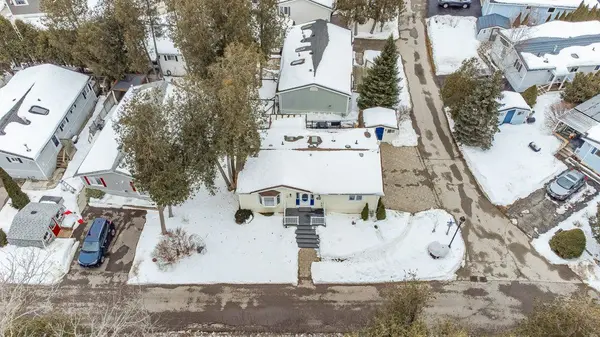 Puslinch, ON N0B 2J0,4 Bush LN