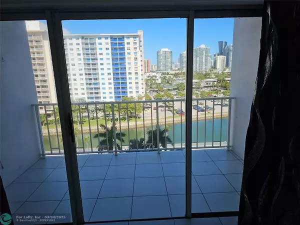 Sunny Isles Beach, FL 33160,500 Bayview Dr  #817