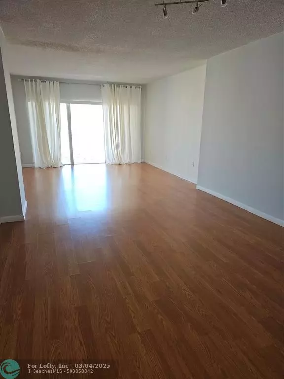 Sunny Isles Beach, FL 33160,500 Bayview Dr  #1717