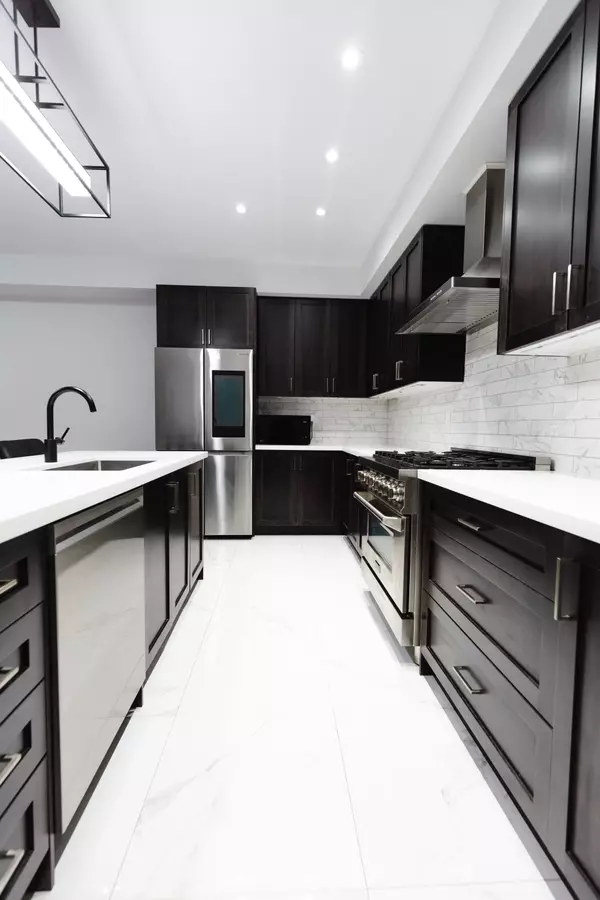 East Gwillimbury, ON L0G 1M0,31 Frederick Taylor WAY