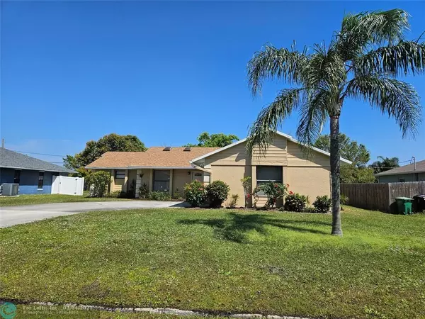 2255 SE Gaslight St, Port St Lucie, FL 34952