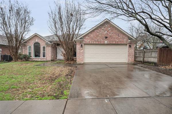 704 Engleside Drive, Arlington, TX 76018