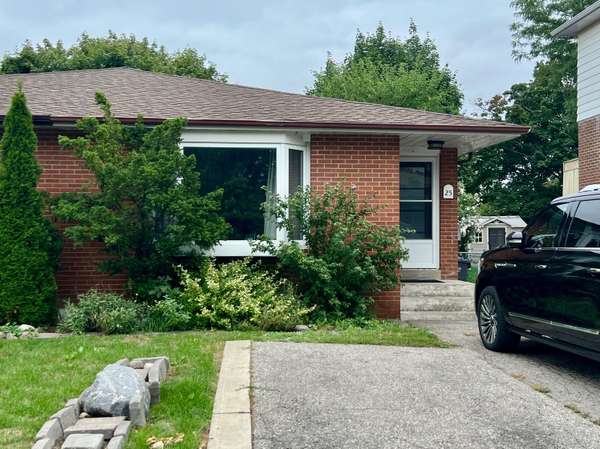 25 Joycelyn DR #Upper, Mississauga, ON L5M 1T5